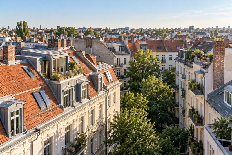Dachausbau Genehmigung Berlin: Berliner Gründerzeitdächer mit Mansarden, Gauben und Brandwänden von oben